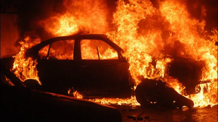 2 tineri au furat şi incendiat o mașină