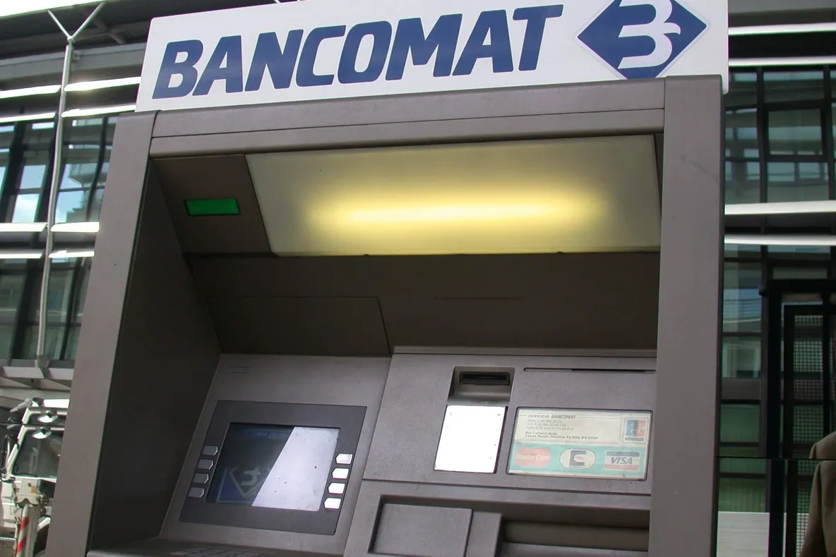 Un tânăr din Sebeș a jucat salariul unui coleg la păcănele