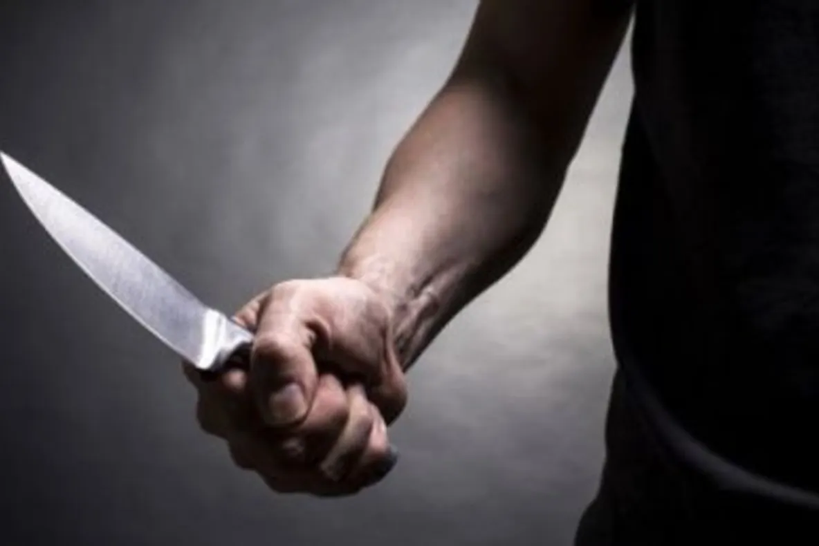 Un minor a fost amenințat cu un cuțit și tâlhărit în apropierea unui supermarket din Alba Iulia