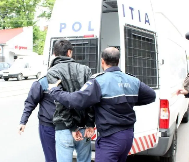 Tânăr reținut de polițiști după ce a furat dintr-o benzinărie