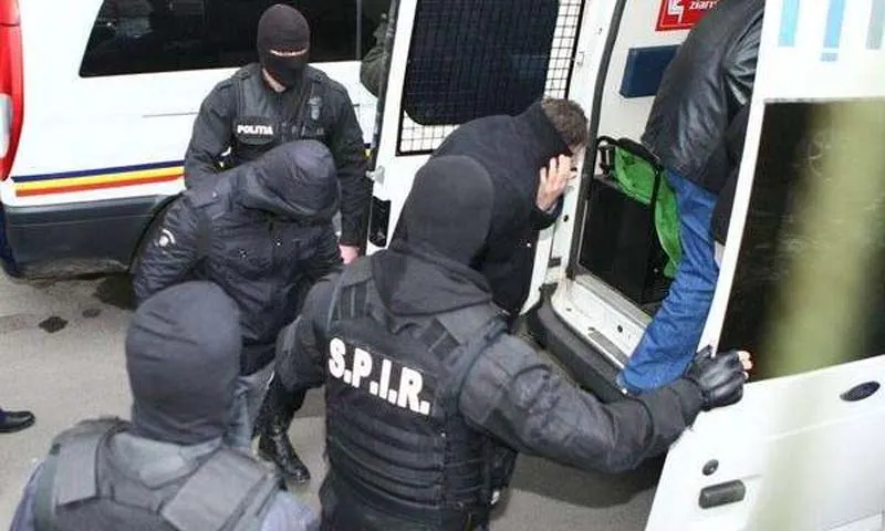 Au intrat în casă peste un bătrân i-au luat banii și telefonul mobil prin amenințare cu violență