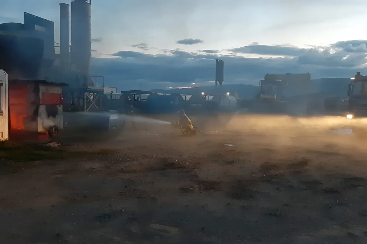 VIDEO- Incendiu în Stația de Asfalt din localitatea Drâmbar, județul Alba