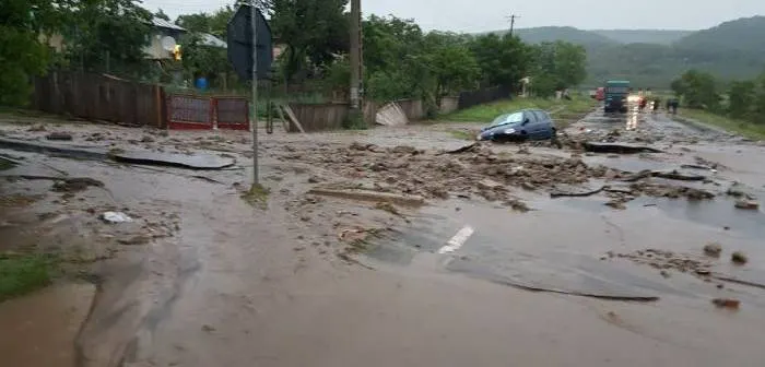 Transalpina BLOCATĂ de aluviuni de pe versanți, după o ploaie torențială
