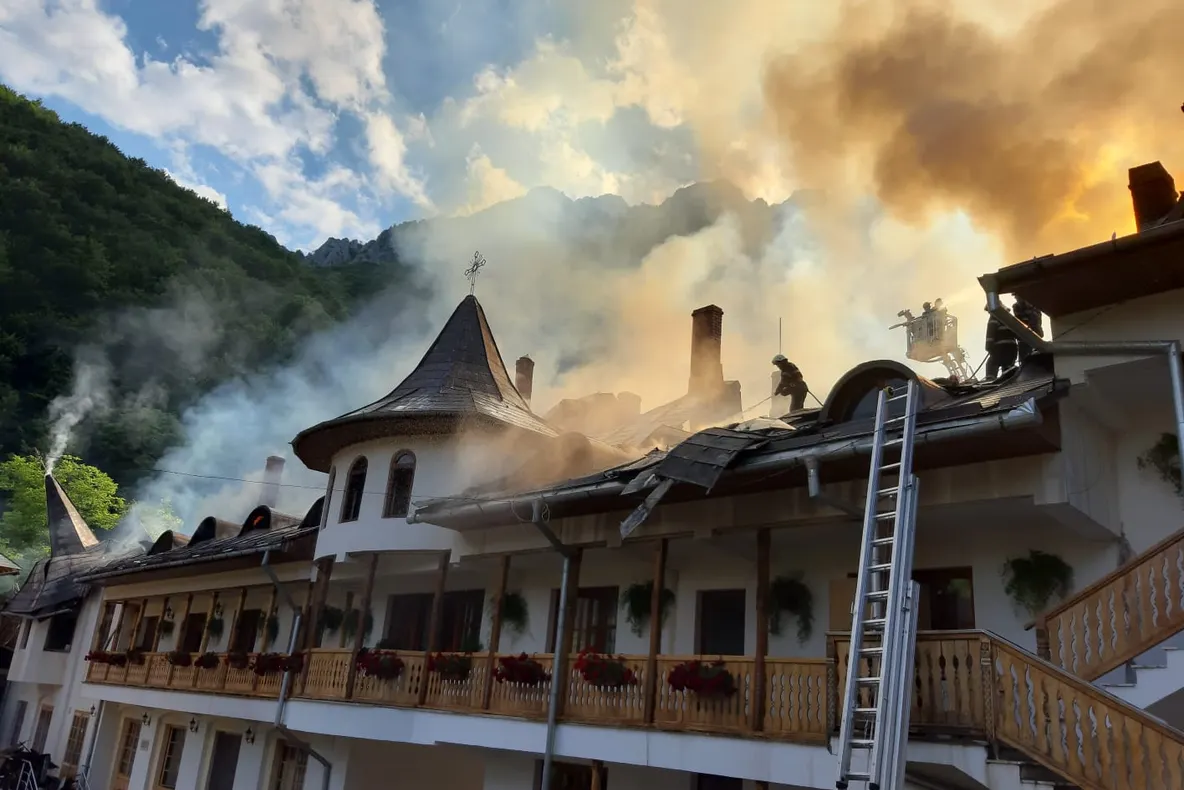 FOTO : Peste 60 de pompieri în LUPTĂ cu flăcările mai bine de 7 ore la Mănăstirea Râmeț