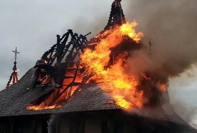 Incendiu la Mănăstirea Râmeț ! Pompierii din Alba se luptă pentru salvarea lăcașului de cult, monument istoric !