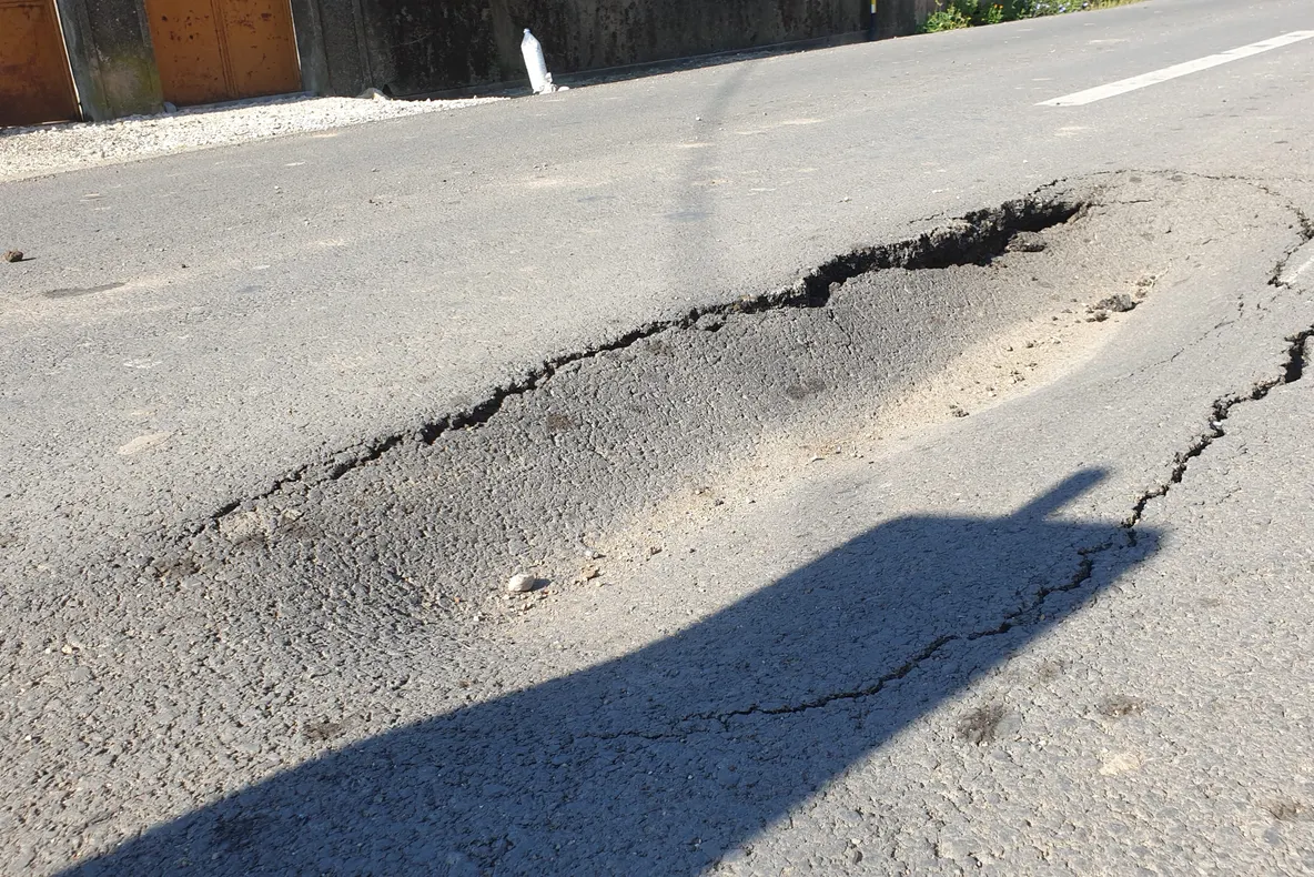 Lucrări de mântuială pe străzile din Alba Iulia. O arteră recent asfaltată a cedat formând cratere imense