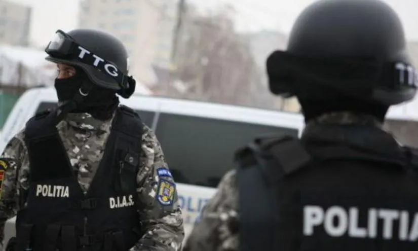 Polițiști din structurile de combatere a criminalității organizate din Alba Iulia prezenți la o acțiune de amploare a DIICOT. Au destructurat un grup infracțional specializat în traficul de minori și proxenetism