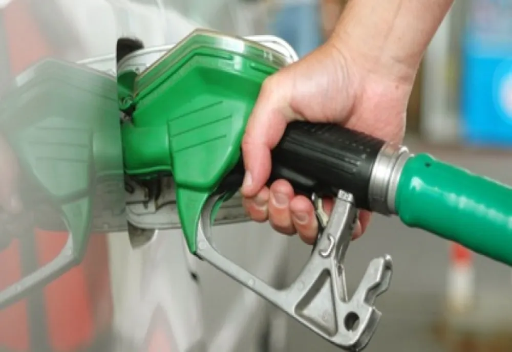 O femeie a alimentat autoturismul și a "uitat" să plătească