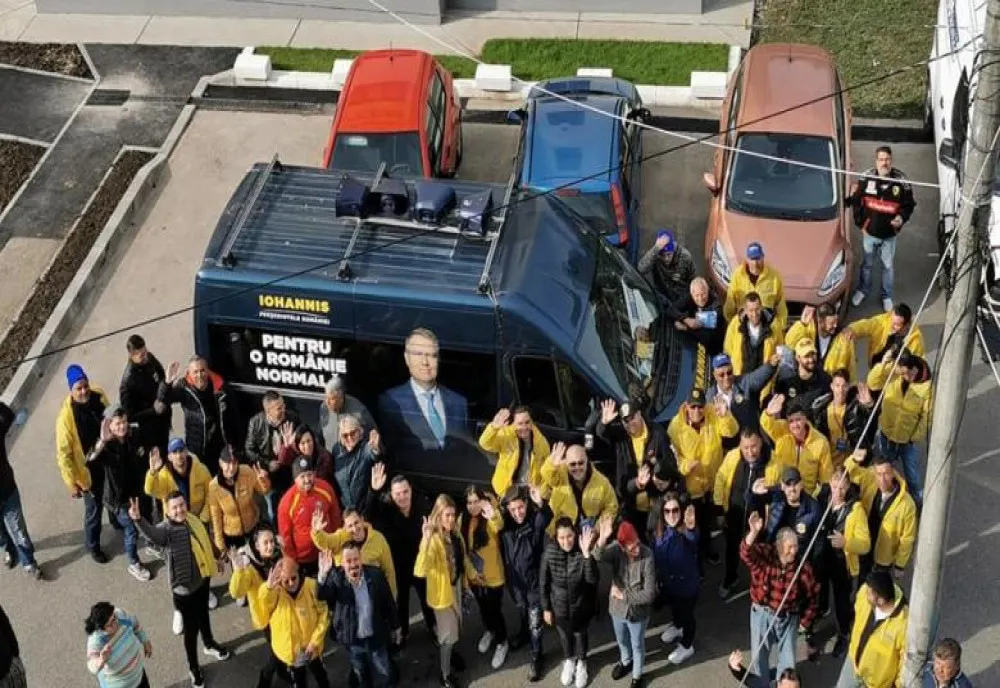  USR acuză PNL că încalcă legea: Campanie cu microbuz colantat pentru Klaus Iohannis 
