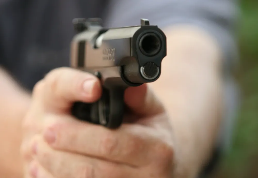 Bărbat împușcat în picior după ce a fugit de un echipaj de poliție