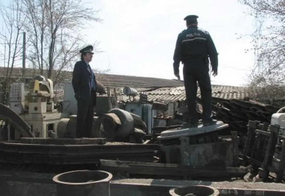 Doi bărbați prinși în flagrant de polițiști în timp ce transportau elemente metalice furate de la sistemul de canalizare 