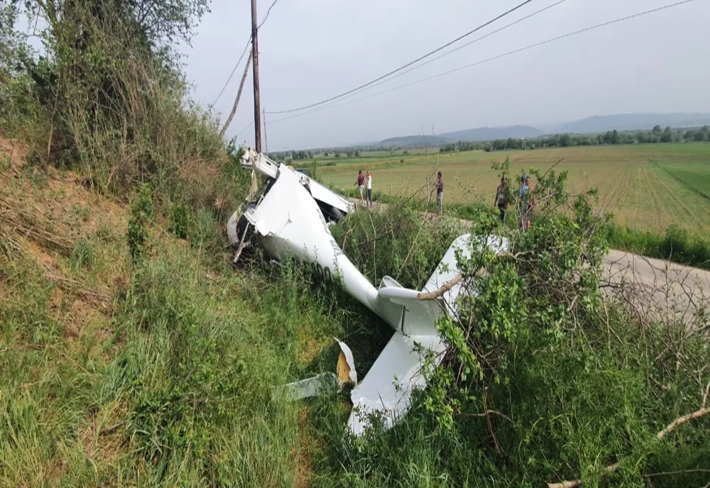 FOTO : Avion de mici dimensiuni obligat să aterizeze forțat pe un câmp în județul Alba. Pilotul transportat de urgență la Spital