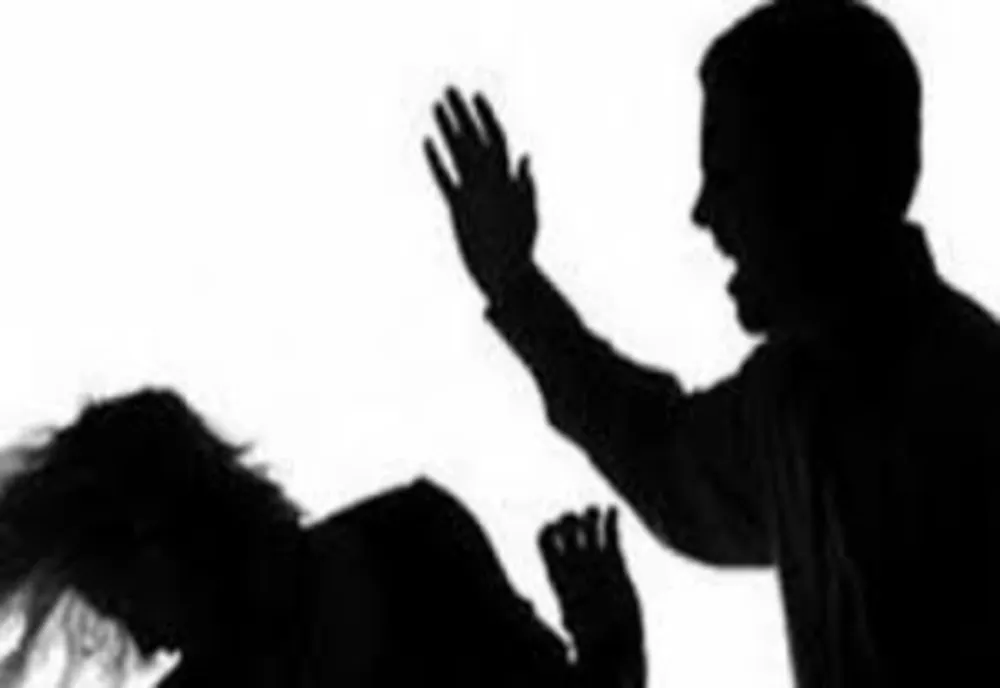 Și-a bătut soția și soacra. Acum, are dosar penal și a fost îndepărtat din locuință