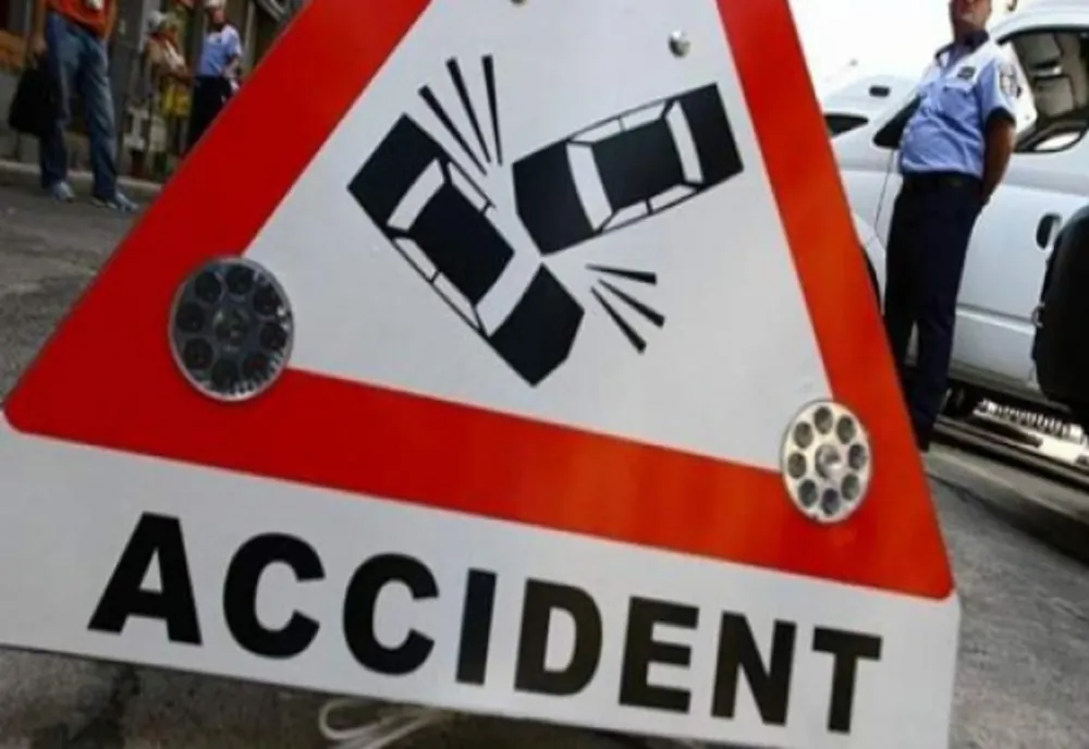 Un șofer beat criță a distrus o mașină parcată regulamentar
