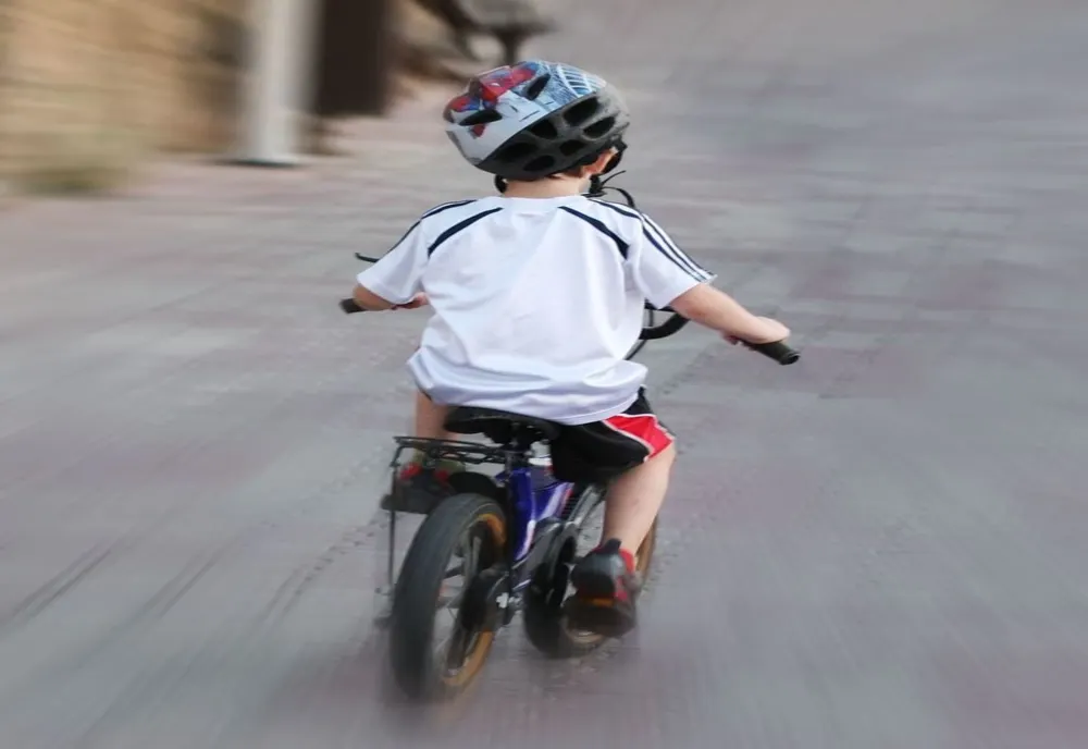 Un băiat pe bicicletă a fost accidentat de un șofer neatent