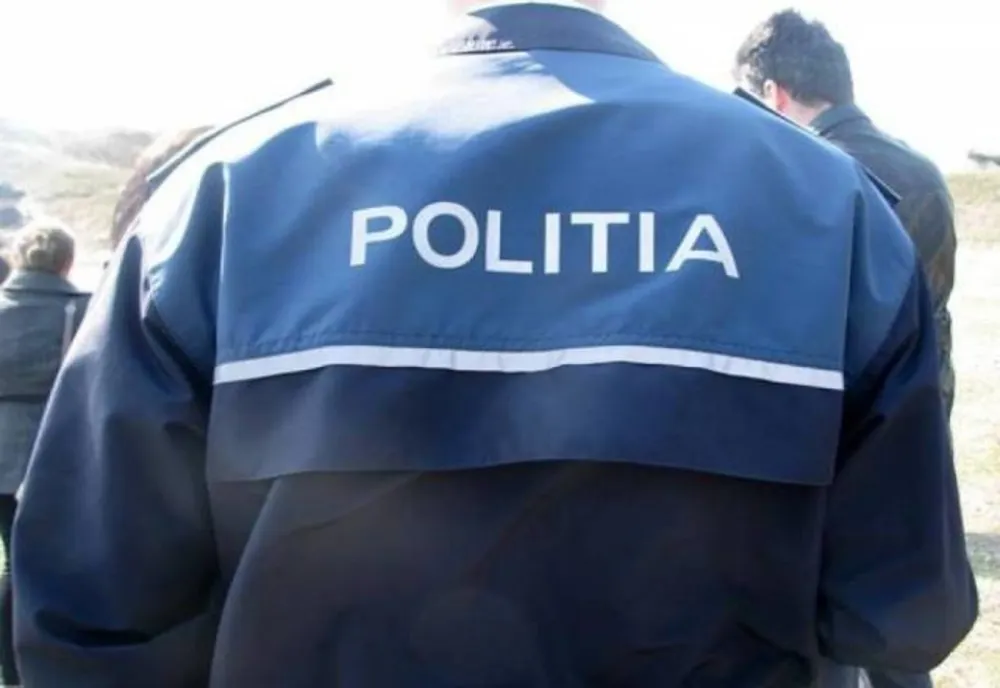 A păcălit o bătrână cu o eșarfă ca să-i fure de la gât un lanț de aur