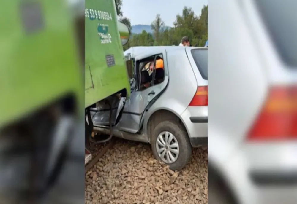 Autoturism lovit de tren lângă Zlatna. Șoferul a rămas încarcerat