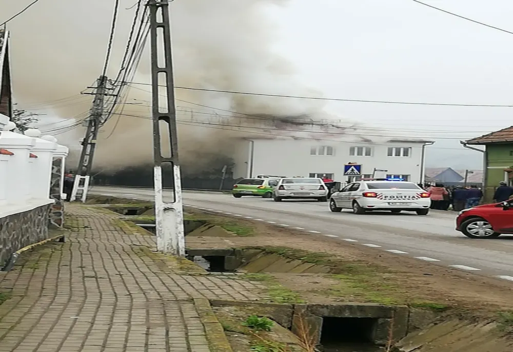 ULTIMĂ ORĂ: incendiu la o şcoală din judeţul Alba (FOTO-VIDEO)