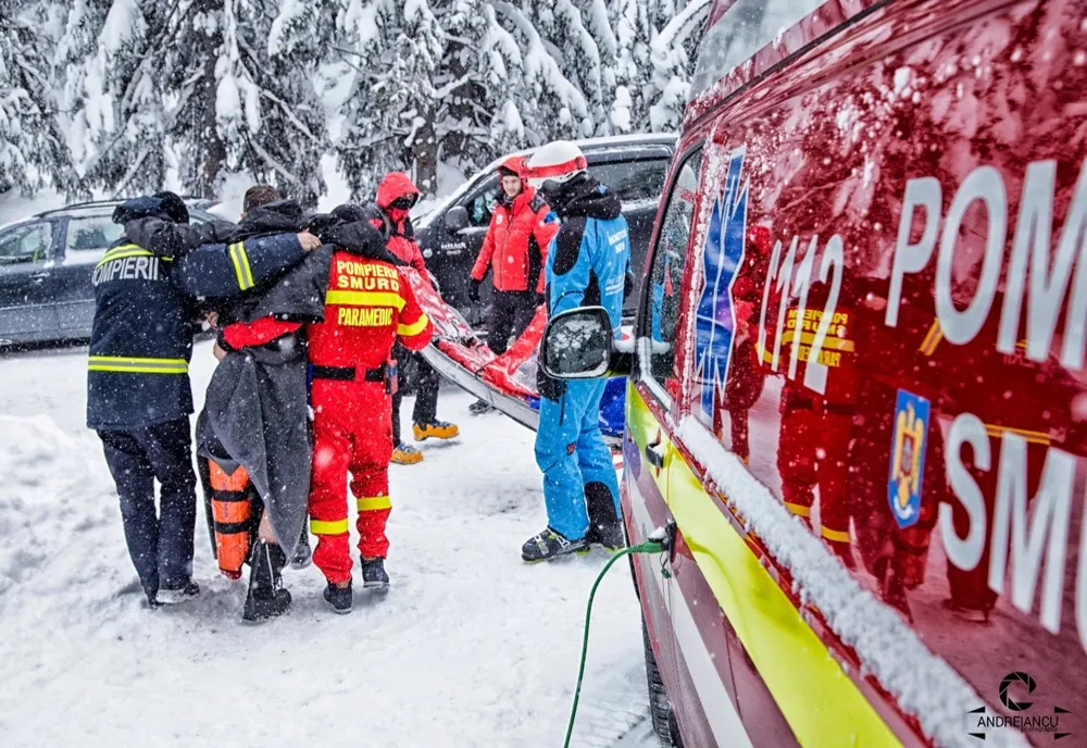 O ambulanță cu trei paramedici, pregătită să intervină în zona Domeniului schiabil Șureanu 