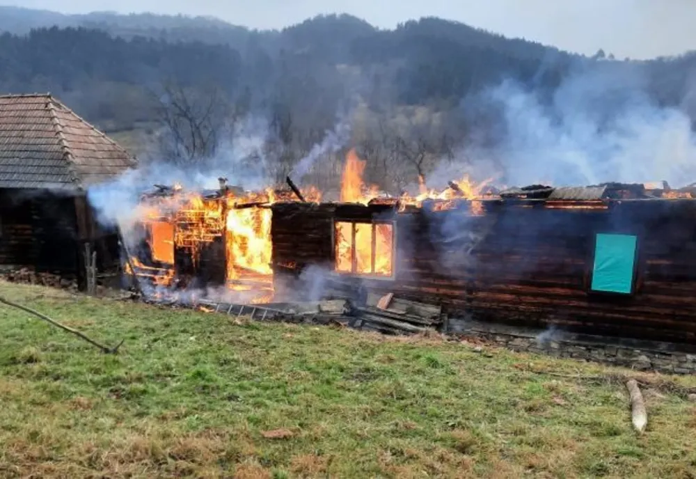 Două case în flăcări, în localitatea Posaga de Sus