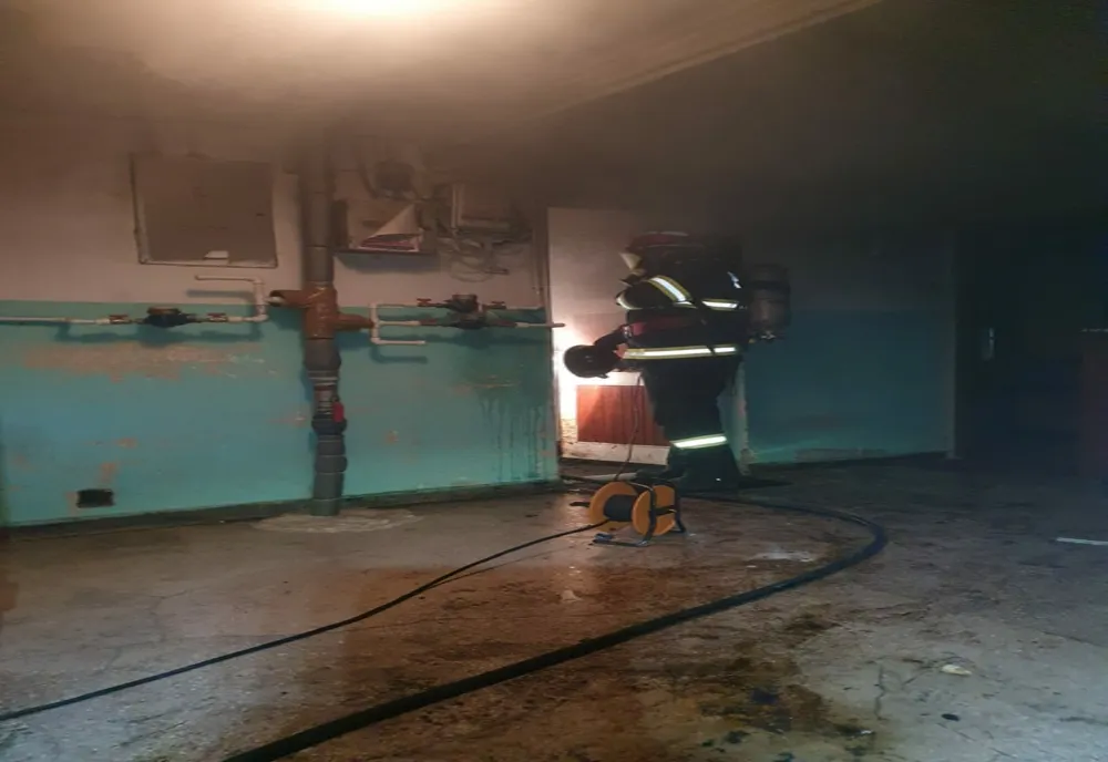 Incendiu la o garsonieră din Aiud. O femeie a suferit arsuri (FOTO)