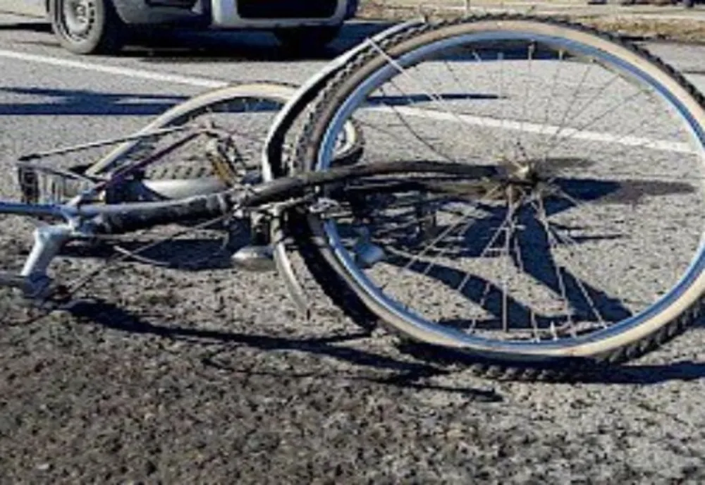 A traversat strada pe bicicletă fără să se asigure și a fost lovit de o mașină