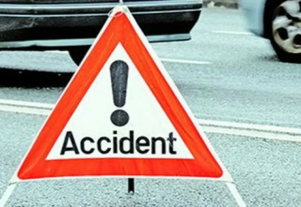 Accident la Poiana Ampoiului. Un camion care transporta ciment s-a răsturnat. Șoferul este rănit.