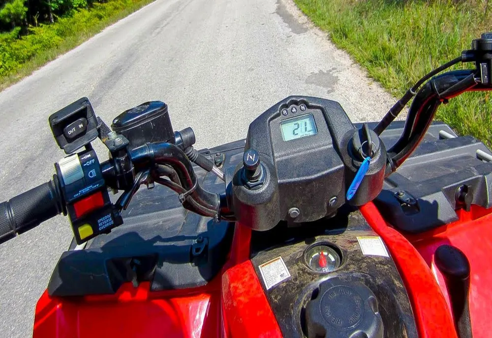 ATV acroșat de un autoturism. O persoană a fost rănită
