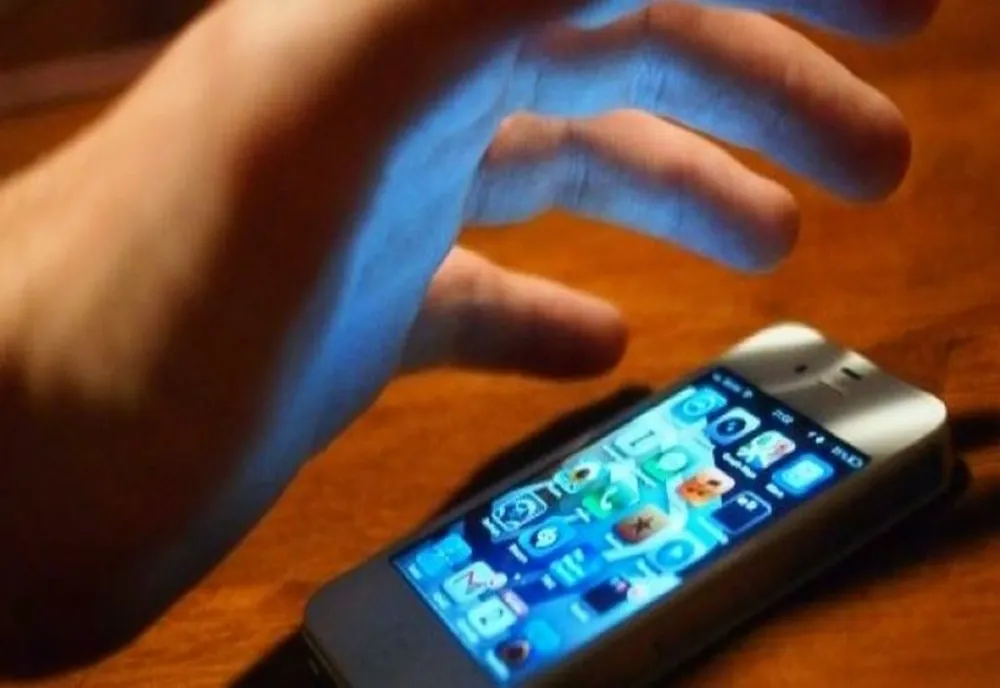 Cum a fost lăsată o femeie din Alba Iulia fără telefon