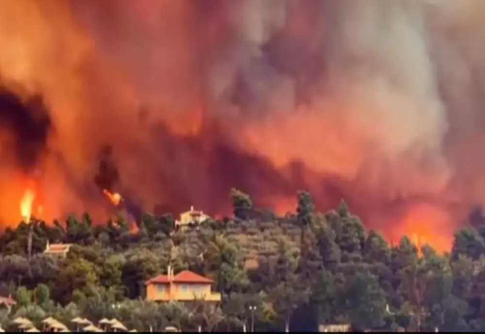 VIDEO - Incendii în Europa. Aer irespirabil, avion prăbușit, mii de oameni evacuați