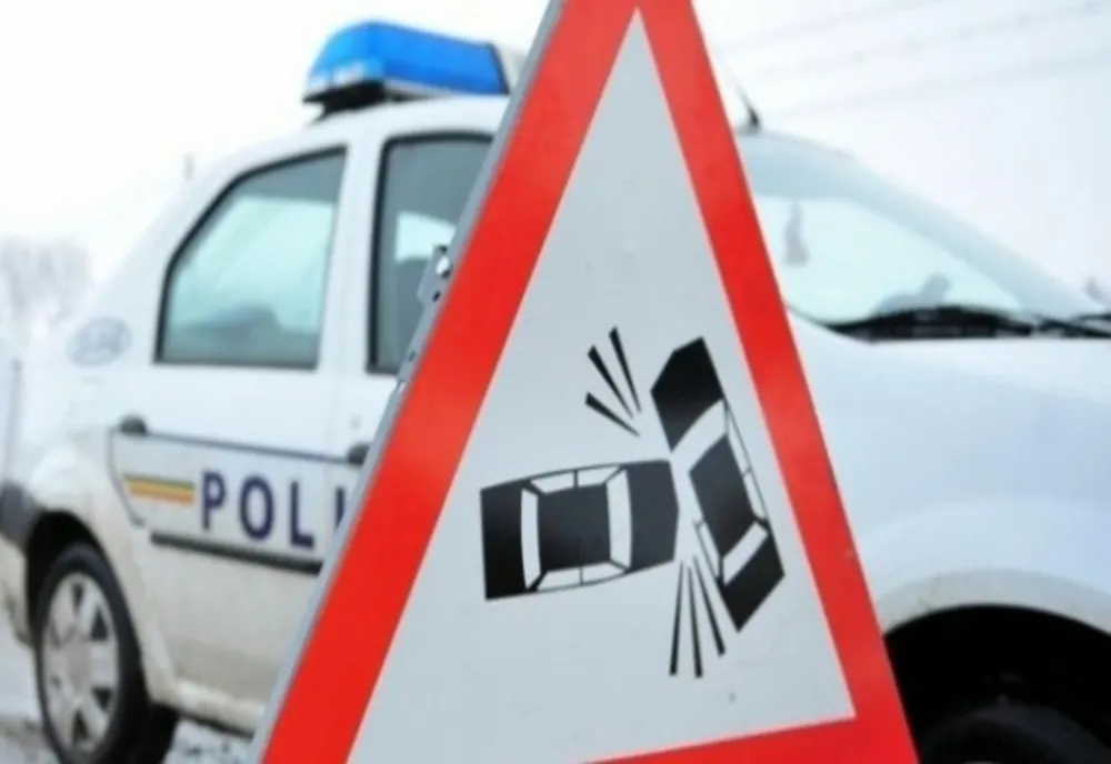 Impact frontal între două autoturisme! Unul dintre șoferi a ajuns la spital
