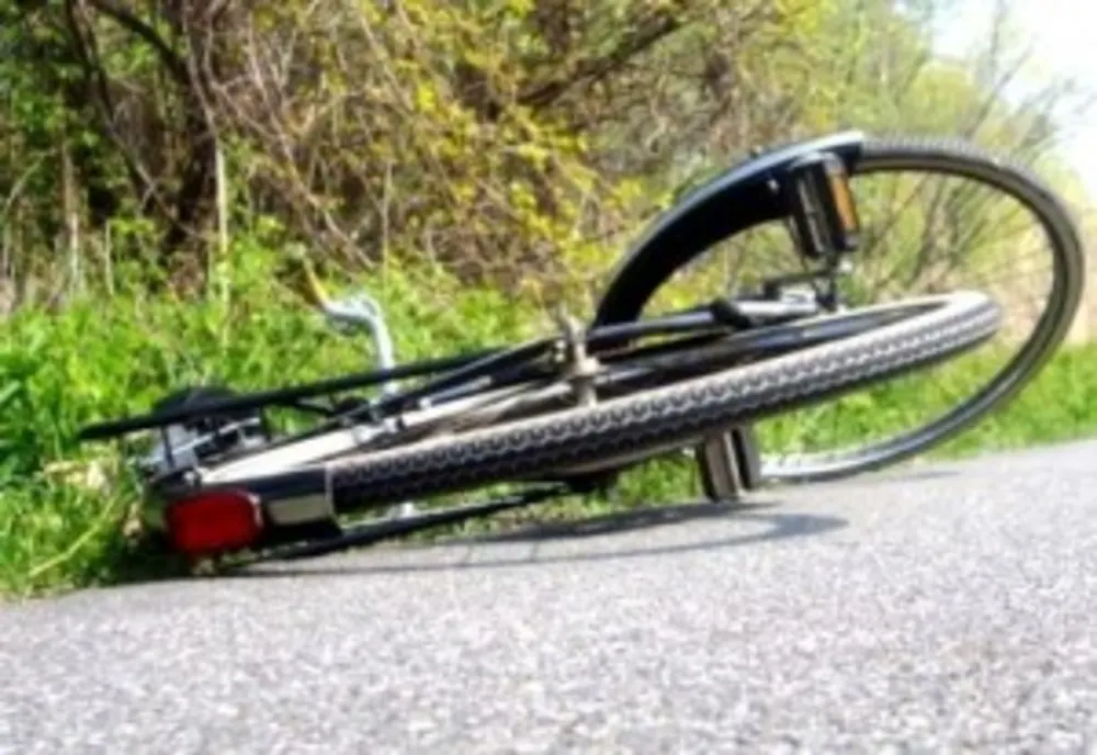 Biciclist beat, accidentat de un șofer neatent