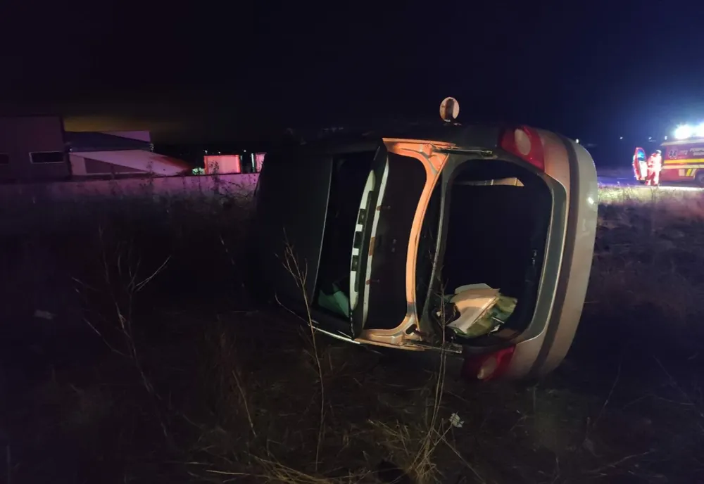 Şofer de 70 de ani rănit după ce s-a răsturnat cu maşina