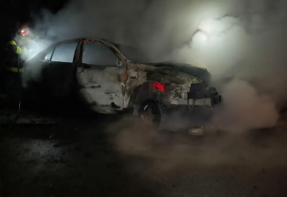 Un autoturism în care se aflau trei persoane a fost cuprins de flăcări, în urma unui accident produs la ieşirea din Rimetea către Aiud 