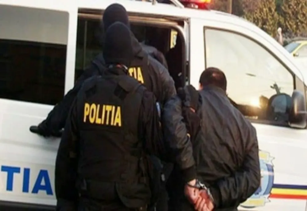 Patru tineri urmăriți național pentru mai multe infracțiuni, prinși de polițiști
