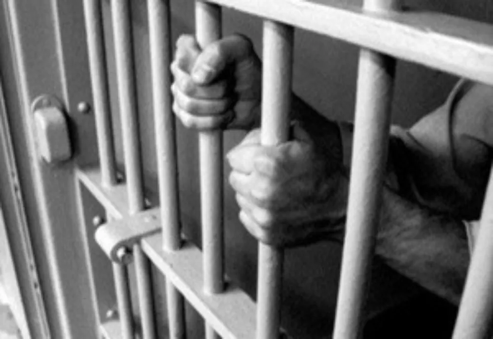 În arest după ce a aruncat cu pietre într-o autoutilitară și a amenințat șoferul