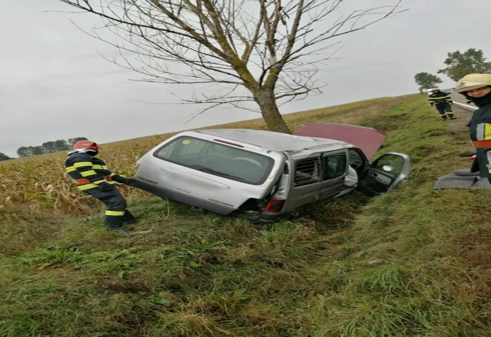 Atât de drogat că s-a răsturnat cu mașina în șanț