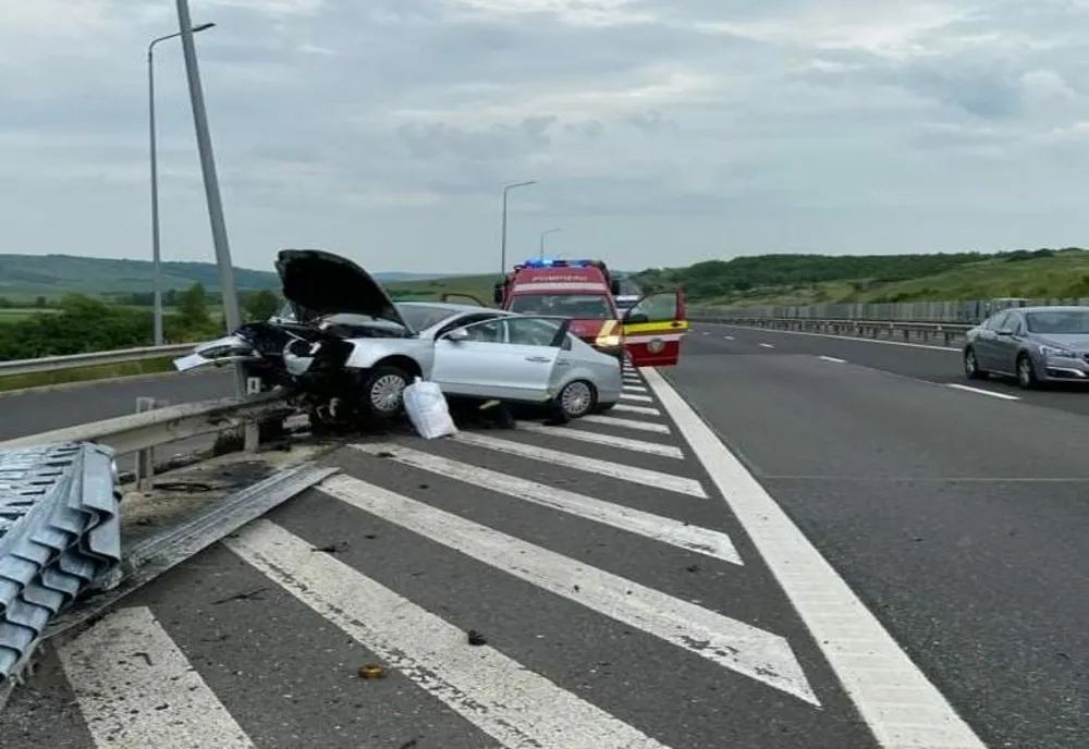 Un autoturism a intrat într-un parapet pe A1