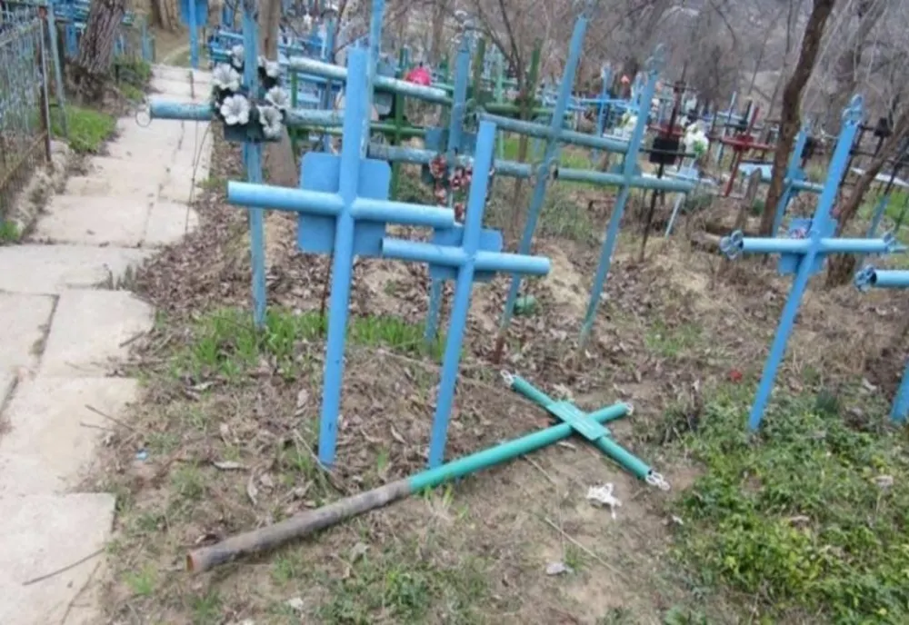 Și-a vărsat nervii pe crucile din cimitir! Bărbatul nu era la prima abatere