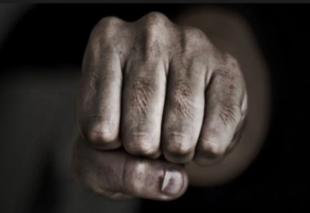 Bătaie între pensionari într-un bloc din Alba. Un bărbat a ajuns la spital