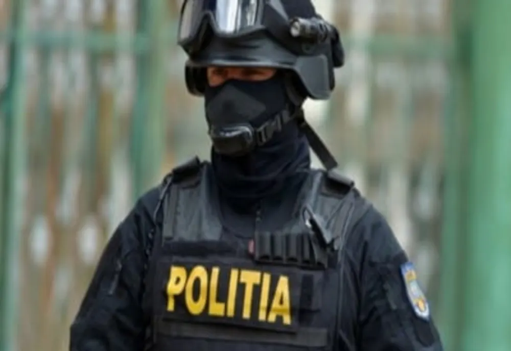 Percheziții la persoanele bănuite de trafic de droguri de mare risc