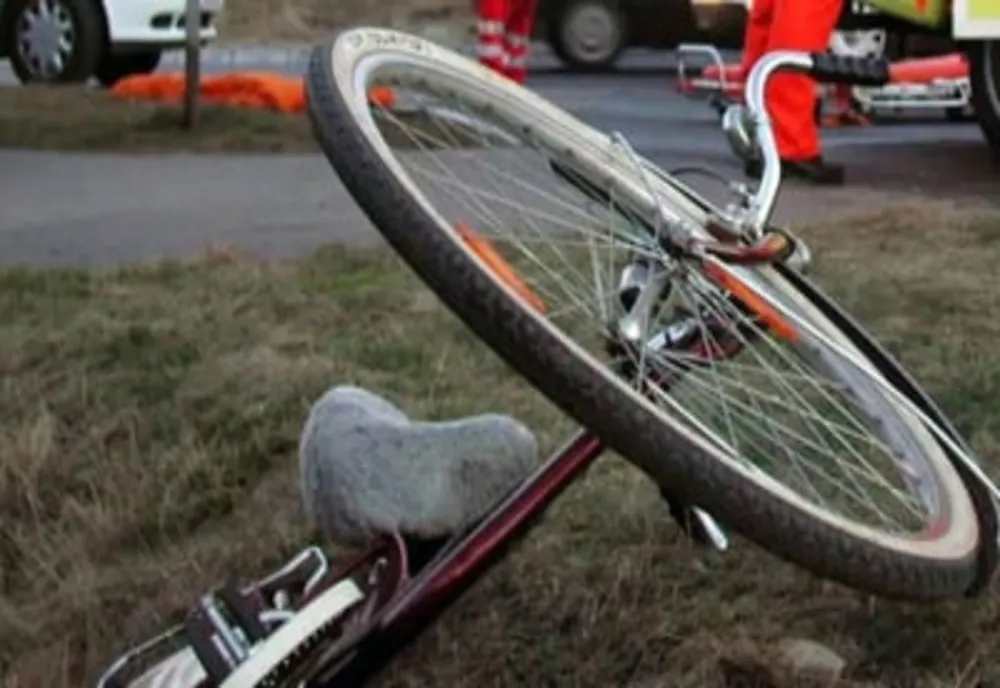 Biciclist lovit cu oglinda laterală de o șoferiță