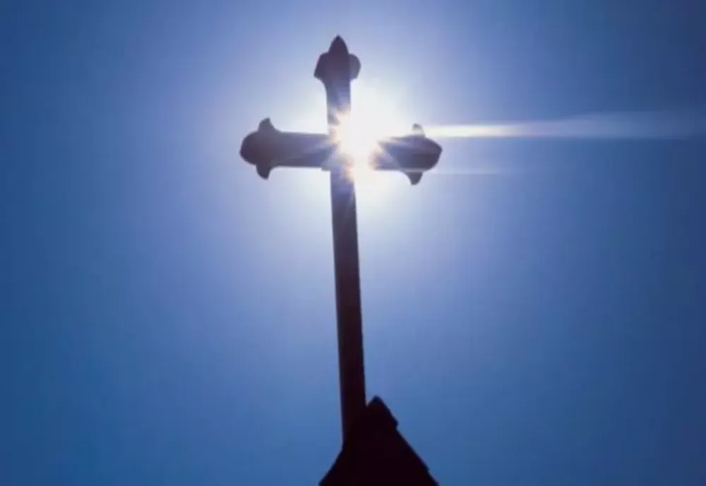 Un bărbat a căzut de pe cupola unei biserici din Alba