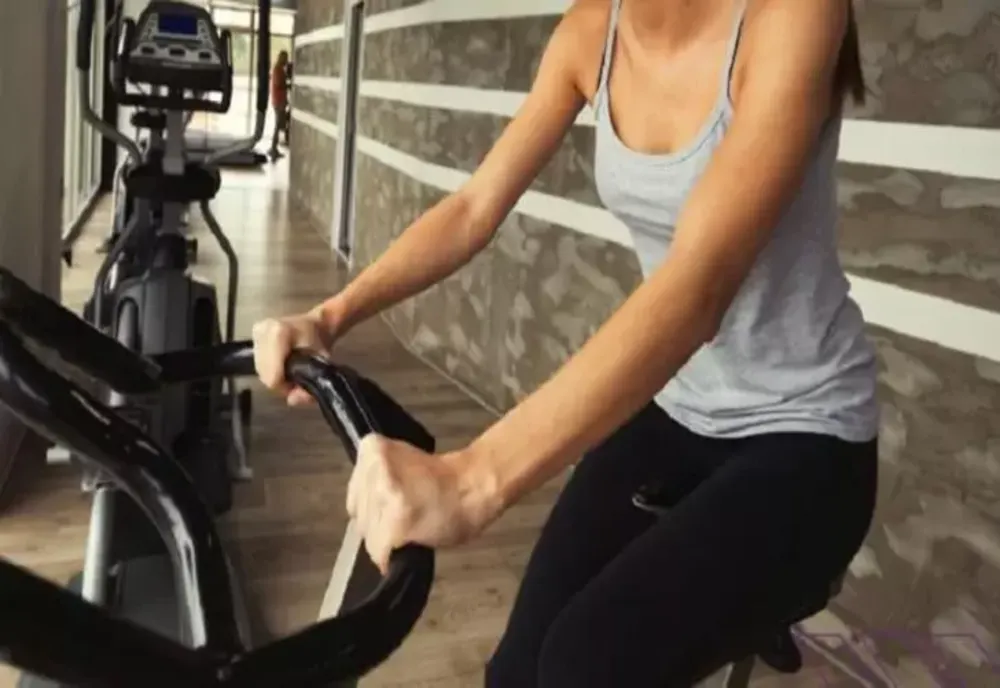 Adolescenta care a murit în sala de fitness ar fi purtat un costum cu stimulare electrică în timp ce făcea exerciții fizice. Noi detalii șocante din anchetă
