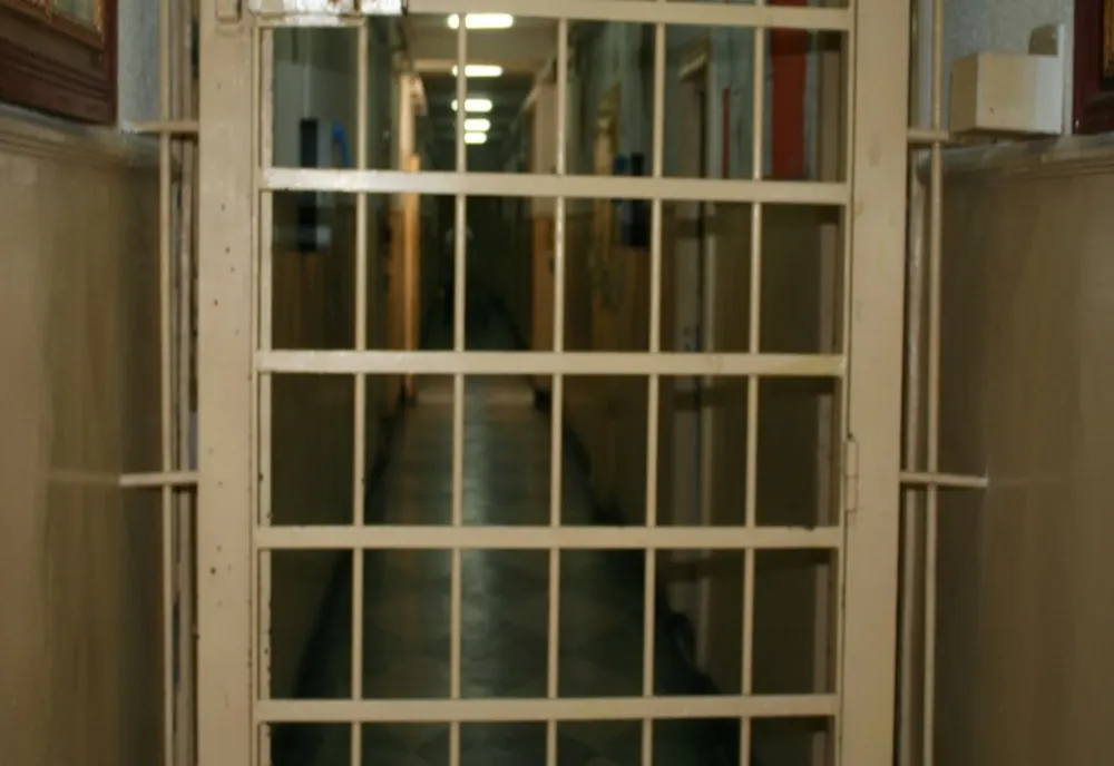 Un deținut a amenințat cu moartea un gardian de penitenciar