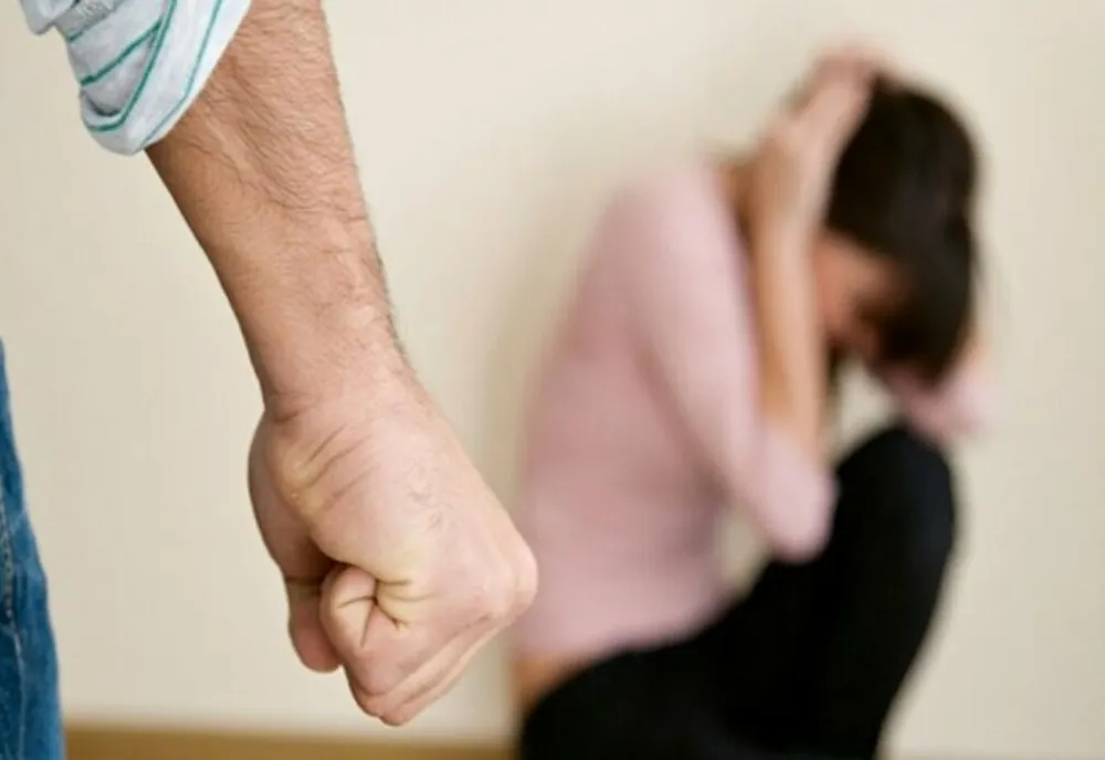 Soț violent, săltat de polițiști! Victima a ajuns la spital