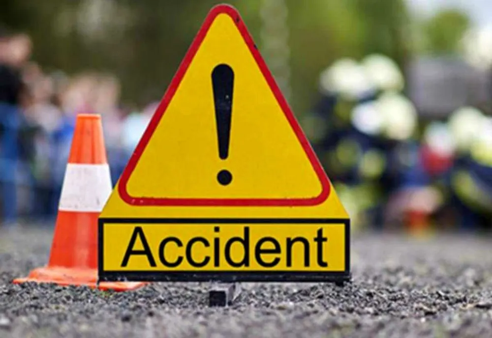 Accident pe şoseaua Zalău - Cluj! Şoferul unui autotren a distrus gardul unei case