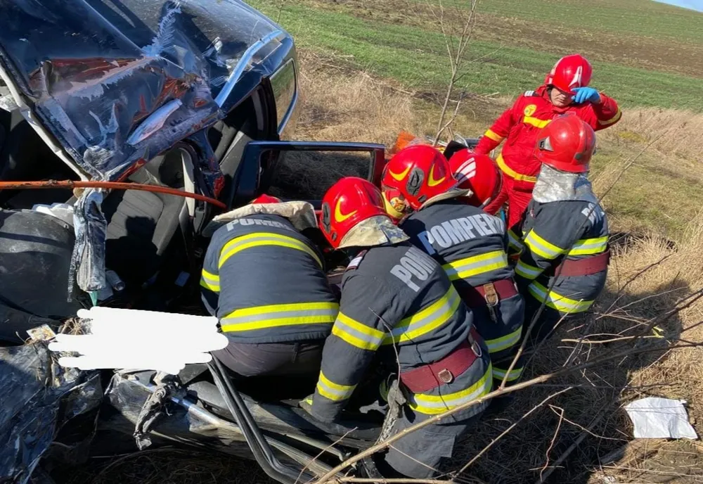 O adolescentă de 16 ani, în stare gravă după ce o alta, de 15 ani, a furat mașina părinților și s-a răsturnat