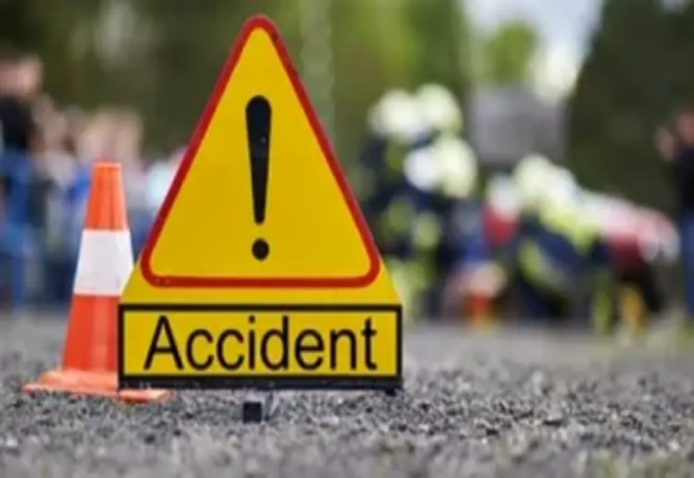 O femeie a ajuns la spital după ce două autoturisme s-au tamponat frontal