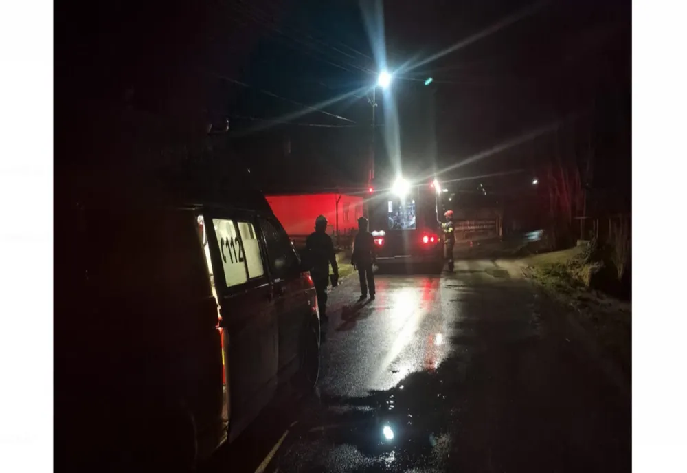 O femeie s-a ales cu arsuri pe față  și mâini, după ce a încercat să stingă incendiul care i-a cuprins locuința
